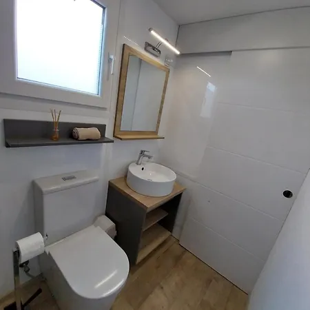 Vakantiehuis House Ive, House Beta - A Romantic Hideaway In An Olive Grove By The Sea, Fenced With Privacy, Swimming Pool, Jacuzzi And Playground, Pomer Pula