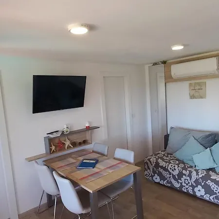 Vakantiehuis House Ive, House Beta - A Romantic Hideaway In An Olive Grove By The Sea, Fenced With Privacy, Swimming Pool, Jacuzzi And Playground, Pomer *