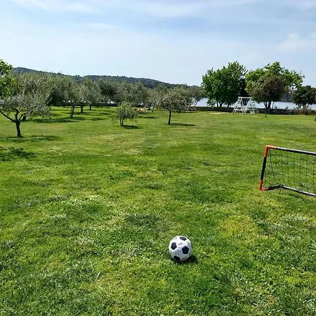 Vakantiehuis House Ive, House Beta - A Romantic Hideaway In An Olive Grove By The Sea, Fenced With Privacy, Swimming Pool, Jacuzzi And Playground, Pomer *