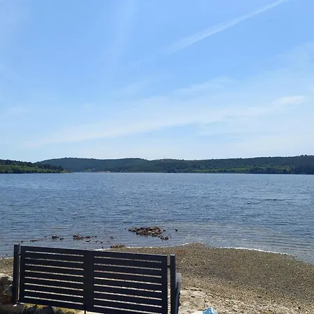 Vakantiehuis House Ive, House Beta - A Romantic Hideaway In An Olive Grove By The Sea, Fenced With Privacy, Swimming Pool, Jacuzzi And Playground, Pomer