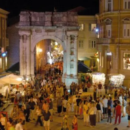 House Ive, House Beta - A Romantic Hideaway In An Olive Grove By The Sea, Fenced With Privacy, Swimming Pool, Jacuzzi And Playground, Pomer Vakantiehuis Pula