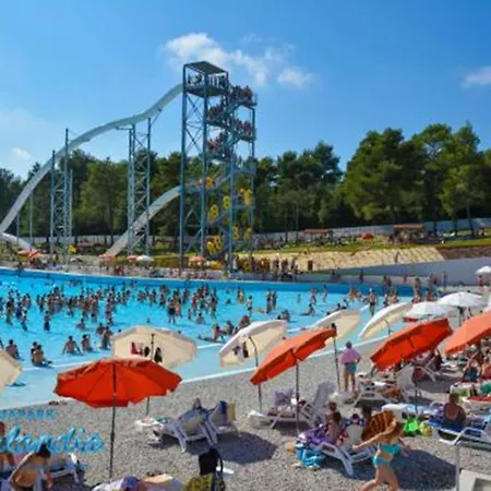 Vakantiehuis House Ive, House Beta - A Romantic Hideaway In An Olive Grove By The Sea, Fenced With Privacy, Swimming Pool, Jacuzzi And Playground, Pomer