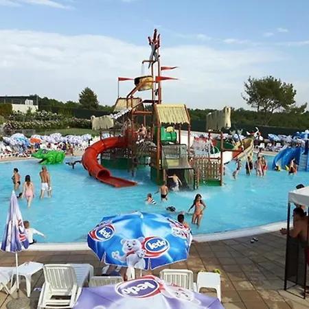 House Ive, House Beta - A Romantic Hideaway In An Olive Grove By The Sea, Fenced With Privacy, Swimming Pool, Jacuzzi And Playground, Pomer Pula