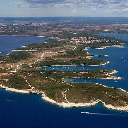 House Ive, House Beta - A Romantic Hideaway In An Olive Grove By The Sea, Fenced With Privacy, Swimming Pool, Jacuzzi And Playground, Pomer Pula