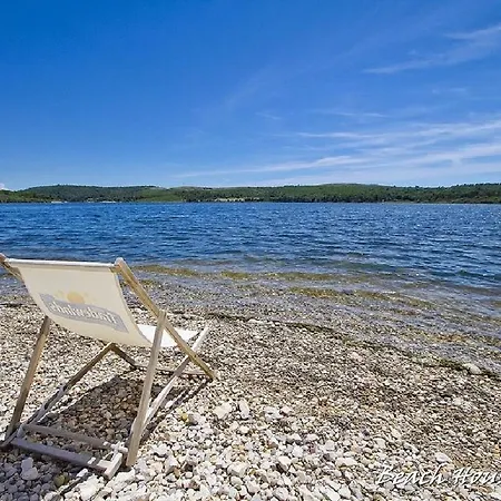 House Ive, House Beta - A Romantic Hideaway In An Olive Grove By The Sea, Fenced With Privacy, Swimming Pool, Jacuzzi And Playground, Pomer Vakantiehuis *