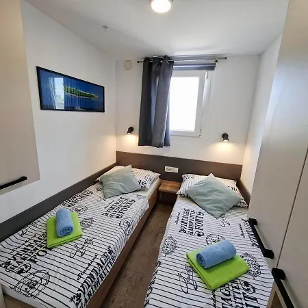 Vakantiehuis House Ive, House Beta - A Romantic Hideaway In An Olive Grove By The Sea, Fenced With Privacy, Swimming Pool, Jacuzzi And Playground, Pomer Pula