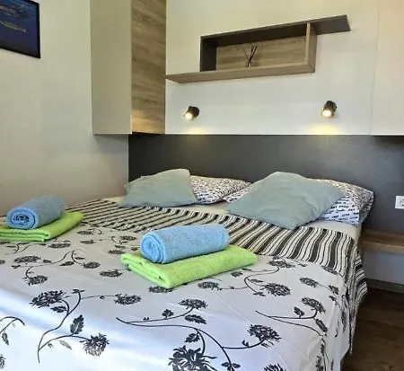 House Ive, House Beta - A Romantic Hideaway In An Olive Grove By The Sea, Fenced With Privacy, Swimming Pool, Jacuzzi And Playground, Pomer Vakantiehuis Pula