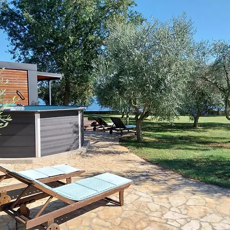 House Ive, House Beta - A Romantic Hideaway In An Olive Grove By The Sea, Fenced With Privacy, Swimming Pool, Jacuzzi And Playground, Pomer Vakantiehuis *