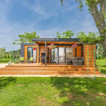 Vakantiehuis House Ive, House Beta - A Romantic Hideaway In An Olive Grove By The Sea, Fenced With Privacy, Swimming Pool, Jacuzzi And Playground, Pomer Pula