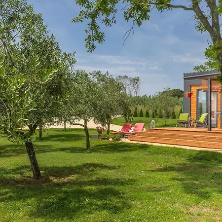House Ive, House Beta - A Romantic Hideaway In An Olive Grove By The Sea, Fenced With Privacy, Swimming Pool, Jacuzzi And Playground, Pomer * Pula