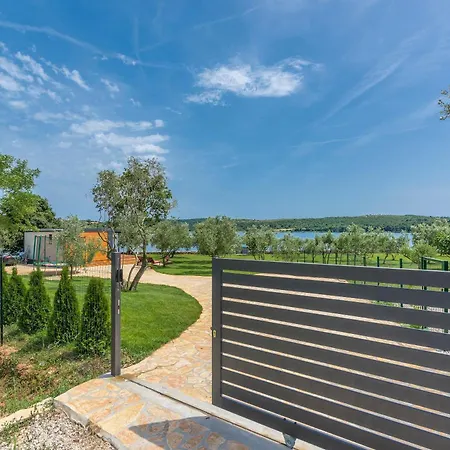 House Ive, House Beta - A Romantic Hideaway In An Olive Grove By The Sea, Fenced With Privacy, Swimming Pool, Jacuzzi And Playground, Pomer Vakantiehuis