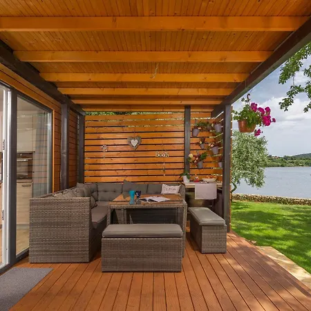 House Ive, House Beta - A Romantic Hideaway In An Olive Grove By The Sea, Fenced With Privacy, Swimming Pool, Jacuzzi And Playground, Pomer