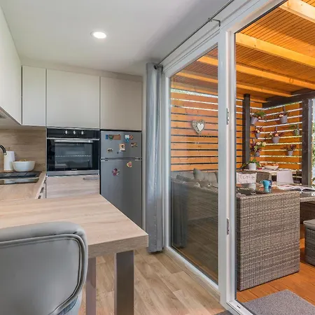 House Ive, House Beta - A Romantic Hideaway In An Olive Grove By The Sea, Fenced With Privacy, Swimming Pool, Jacuzzi And Playground, Pomer Vakantiehuis Pula