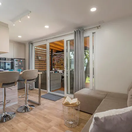 House Ive, House Beta - A Romantic Hideaway In An Olive Grove By The Sea, Fenced With Privacy, Swimming Pool, Jacuzzi And Playground, Pomer Vakantiehuis Pula