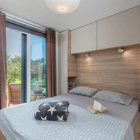 Vakantiehuis House Ive, House Beta - A Romantic Hideaway In An Olive Grove By The Sea, Fenced With Privacy, Swimming Pool, Jacuzzi And Playground, Pomer *