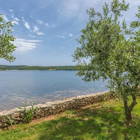 House Ive, House Beta - A Romantic Hideaway In An Olive Grove By The Sea, Fenced With Privacy, Swimming Pool, Jacuzzi And Playground, Pomer